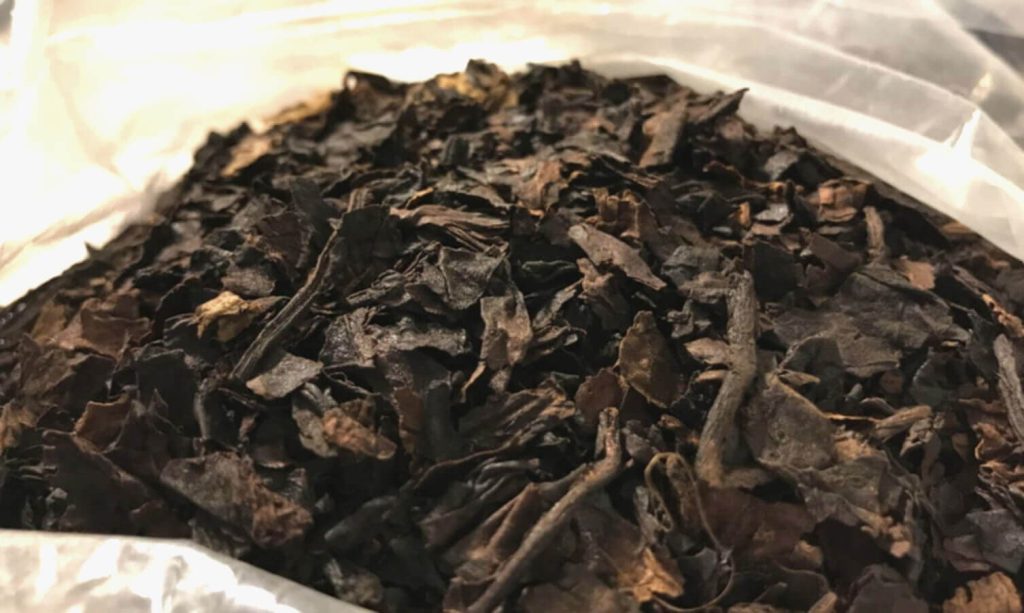 Изображение крупным планом листьев табака Латакия высшего сорта